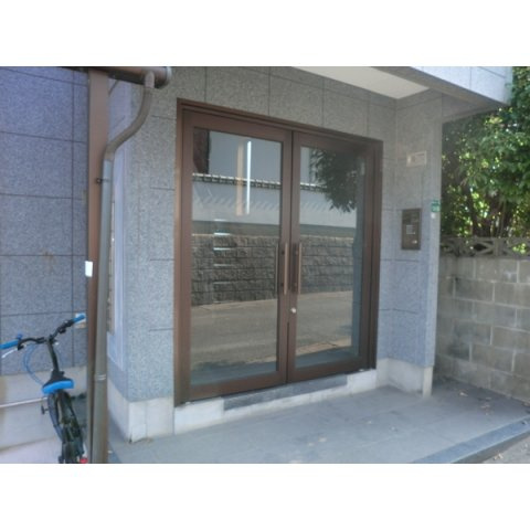 福岡市城南区梅林１丁目のハイツのエントランス