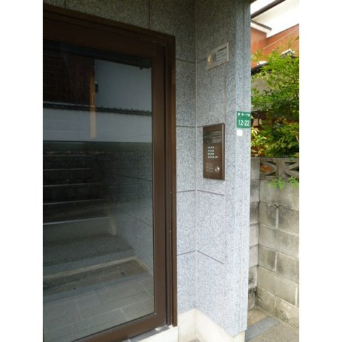 福岡市城南区梅林１丁目のハイツのエントランス