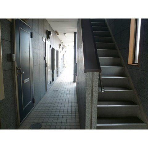 福岡市城南区梅林１丁目のハイツのロビー