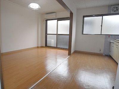 保田ビルの居間・リビング