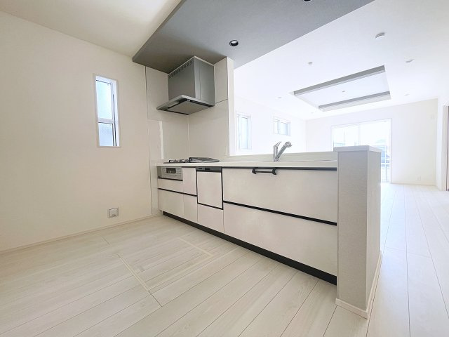 新築戸建・新築建売　郡山市芳賀三丁目　芳賀小・第四中のキッチン|キッチンはカウンターになっているのでリビング全体を見渡すことができます！