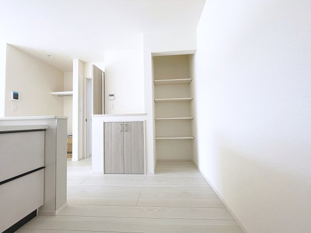 新築戸建・新築建売　郡山市芳賀三丁目　芳賀小・第四中のキッチン|キッチンの横にはパントリー収納とカウンターがございます！