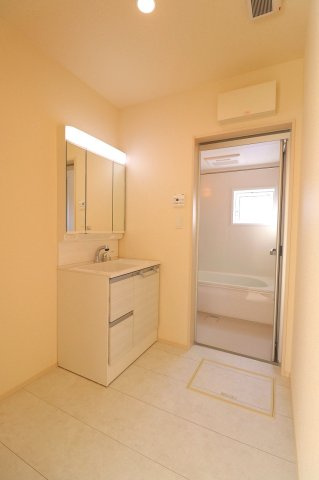 新築戸建・新築建売　郡山市芳賀三丁目　芳賀小・第四中の独立洗面台|三面鏡洗面台は収納が多く、洗面周りもスッキリです！