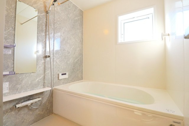 新築戸建・新築建売　郡山市芳賀三丁目　芳賀小・第四中の浴室|浴室には小窓がついており簡単に換気が可能！一日の疲れを癒してくれるお風呂空間！
