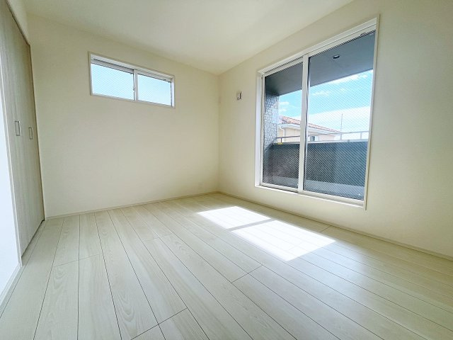 新築戸建・新築建売　郡山市芳賀三丁目　芳賀小・第四中の洋室|南側の6帖の洋室　2面採光で明るく快適です！