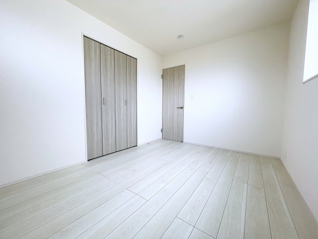 新築戸建・新築建売　郡山市芳賀三丁目　芳賀小・第四中の洋室|陽当たりが良い洋室はくつろぎのプライベート空間！