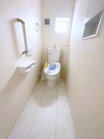 新築戸建・新築建売　郡山市芳賀三丁目　芳賀小・第四中のトイレ|白を基調としており小窓で換気ができるので清潔感のある空間。ペーパーホルダーが2つあるのも便利です！
