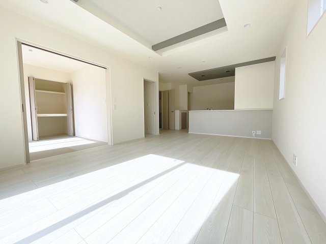 新築戸建・新築建売　郡山市芳賀三丁目　芳賀小・第四中の居間・リビング|20帖のLDKは折り上げ天井で開放感をプラス！