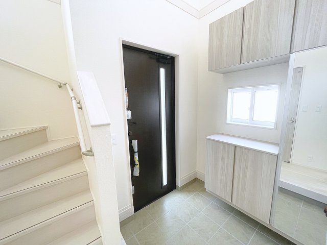 新築戸建・新築建売　郡山市芳賀三丁目　芳賀小・第四中の玄関|上部吹抜けで開放的！大容量のシューズボックスがあり全身鏡がついているのでお出かけ前の身支度も◎