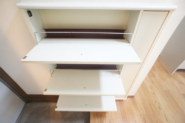 未貴ハイムＢ棟の居間・リビング|靴の収納スペースもばっちりです。