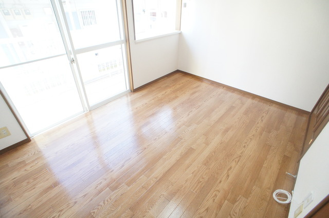 未貴ハイムＢ棟の居間・リビング|窓が2つあり、日当たり良好です。