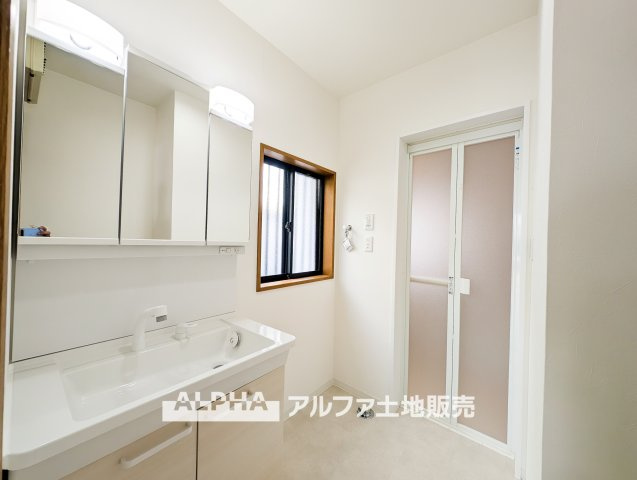 立川市砂川町６丁目のランドリースペース|【Laundry space】
◆ランドリースペース◆広々した空間で雨の日でも十分に洗濯物を乾かすことが出来ます。バスルームには浴室換気乾燥機も付いているので重宝しますね。