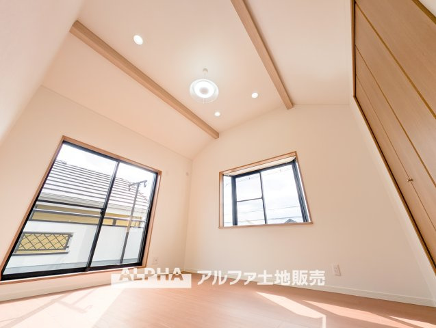 立川市砂川町６丁目の洋室|【A cozy space】◆余白のある暮らし◆
人を招いても、ひとりで過ごしても心地よい住空間。
温もりを感じるこの場所が、暮らしの輪郭をやさしく描いていく。