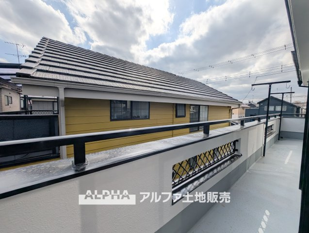 立川市砂川町６丁目のバルコニー|【Balcony】◆バルコニー◆日当たりの良いバルコニーは、洗濯物がよく乾くだけでなく、外の空気を感じながらひと息つける場所。暮らしに心地よい余白をもたらします。