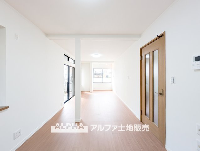 立川市砂川町６丁目の居間・リビング|【restful 】
◆日々の暮らしの中で◆少し照明を意識すると住空間がよくなり安らげる住まいへと変わって行く。ダウンライトの明かりと、広い空間で家族の暮らしが向上する。