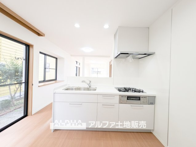 立川市砂川町６丁目のキッチン|【Life without end】
◆キッチンからは家族◆の様子が見ることができ、いつでも安心して料理ができる。そして、効率よく家事を進めるために必須な食洗器が家族との大切な時間を生む。
