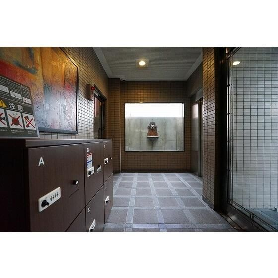 新佐川ビルのエントランス