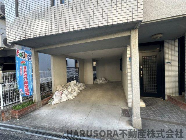寝屋川市出雲町　3階建ての駐車場