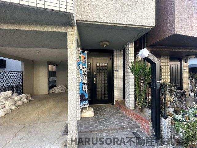 寝屋川市出雲町　3階建ての玄関