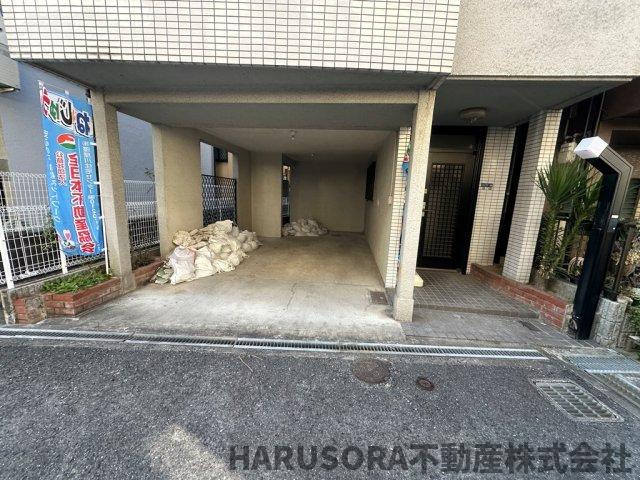 寝屋川市出雲町　3階建ての駐車場