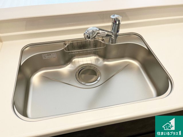 神戸市垂水区桃山台　新築一戸建ての設備|蛇口の先端に浄水器を内蔵しています！原水と浄水、お湯と冷水、シャワーの切替えがワンタッチなので用途によって使い分けられます。