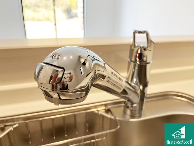 神戸市垂水区桃山台　新築一戸建ての設備|浄水器を内蔵！炊飯時、お茶を作る時に安心してお水を使えます！お湯と冷水、浄水と原水、シャワーの切替えもワンタッチです！