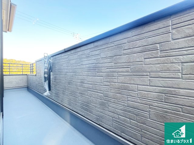 神戸市垂水区桃山台　新築一戸建てのバルコニー|ワイドバルコニーは洗濯物を干すスペースが広いのでご家族が多くても安心！