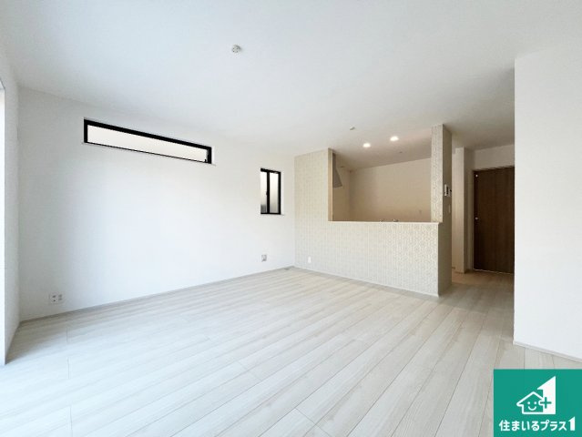 神戸市垂水区桃山台　新築一戸建ての居間・リビング|日当たり良好の明るいリビングで朝の目覚めもスッキリできそう！対面キッチンでご家族のコミュニケーションも自然と増える設計！小さなお子様が遊ぶスペースを作っても広々とくつろげるLDK！