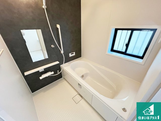 神戸市垂水区桃山台　新築一戸建ての浴室|足をゆったり伸ばして寛げる浴槽です。窓が設けられていますので差し込む光が明るく穏やかな雰囲気にしてくれます♪浴室乾燥機も設置しているので、雨の日の洗濯物も安心です♪