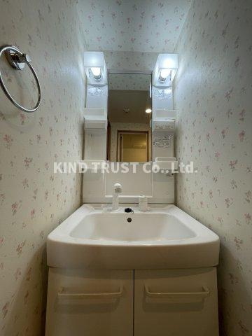 メゾンドアヴェルⅣの洗面所|明るい洗面所です