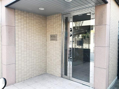 【エントランス】 | ミ・ピアーチェ | 落ち着いたエントランスです