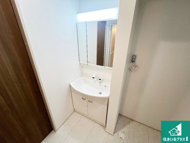 神戸市垂水区桃山台　新築一戸建ての独立洗面台|清潔感のある洗面台です。フラットな鏡は掃除がしやすく毎日清潔！鏡裏には収納があるのでスッキリとした洗面台が保てます。