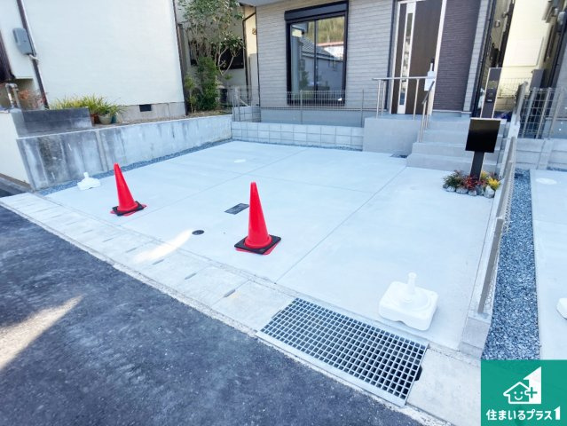 神戸市垂水区桃山台　新築一戸建ての駐車場|並列２台駐車可能！ゆとりの駐車スペースで車庫入れもスムーズ！

