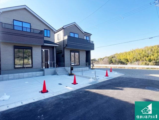 神戸市垂水区桃山台　新築一戸建ての前面道路含む現地写真|周辺は閑静な住宅街！前面道路広々で車の出し入れも便利です。駐車が苦手な方でも安心して車庫入れできます！