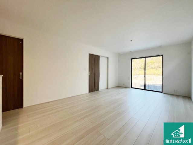 神戸市垂水区桃山台　新築一戸建ての居間・リビング|日当たり良好の明るいリビングで朝の目覚めもスッキリできそう！対面キッチンでご家族のコミュニケーションも自然と増える設計！小さなお子様が遊ぶスペースを作っても広々とくつろげるLDK！