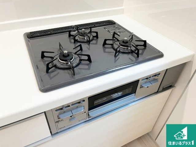 神戸市垂水区桃山台　新築一戸建ての設備|ダブル高火力Ｓｉセンサー付きコンロ！３口あるので、まとめて料理をする時も大活躍！