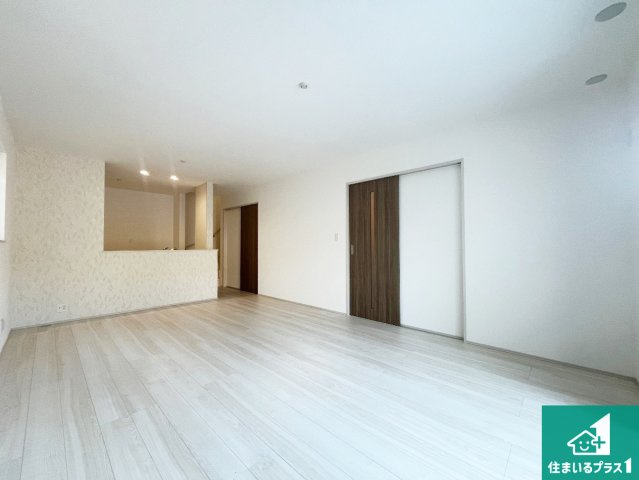 神戸市垂水区桃山台　新築一戸建ての居間・リビング|日当たり良好の明るいリビングで朝の目覚めもスッキリできそう！対面キッチンでご家族のコミュニケーションも自然と増える設計！小さなお子様が遊ぶスペースを作っても広々とくつろげるLDK！