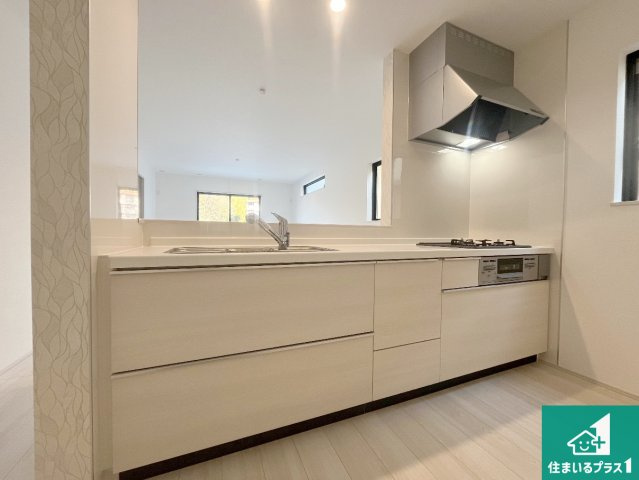 神戸市垂水区桃山台　新築一戸建てのキッチン|子供を見守りながらお料理が出来るため家族のコミュニケーションか増えます♪スペースが広く確保されている為お子様が大きくなったときは一緒に料理を楽しめます♪