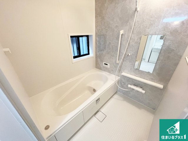 神戸市垂水区桃山台　新築一戸建ての浴室|足をゆったり伸ばして寛げる浴槽です。窓が設けられていますので差し込む光が明るく穏やかな雰囲気にしてくれます♪浴室乾燥機も設置しているので、雨の日の洗濯物も安心です♪