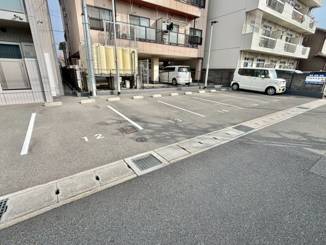 フランディル・オーラ五軒邸の駐車場