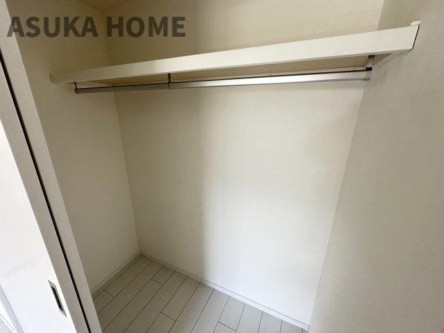 ビューネ綱島東の収納|枕棚があるクローゼットは多様なお洋服の収納にも対応しやすく、大切なお洋服をきれいな状態で収納できます。