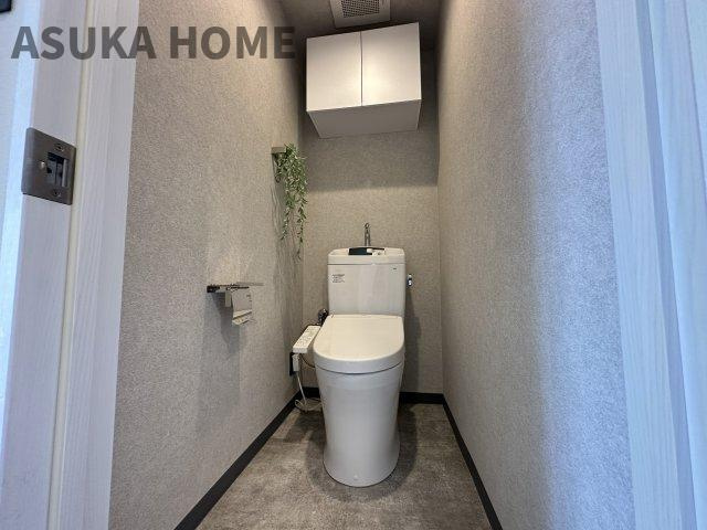 ビューネ綱島東のトイレ|新規交換済！温水洗浄便座のトイレ設備です。トイレ上部にはあると便利な吊戸棚を設置！