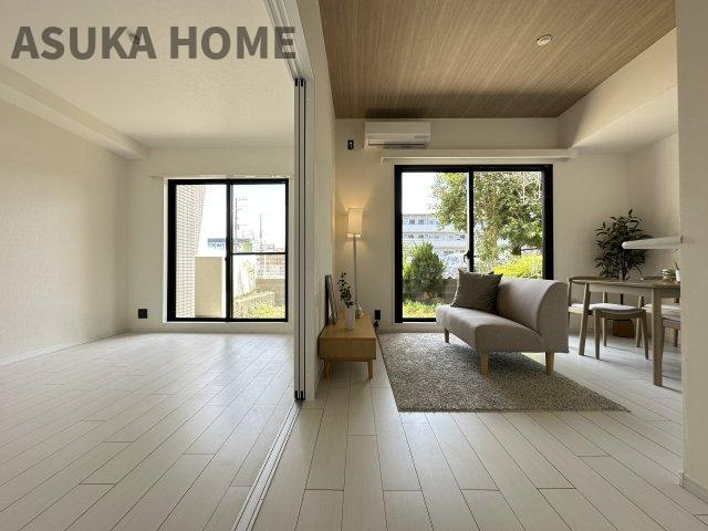 ビューネ綱島東の居間・リビング|LDKと隣接した洋室は、リビングを広く使う事もできるので汎用性が高いリビングになってます。