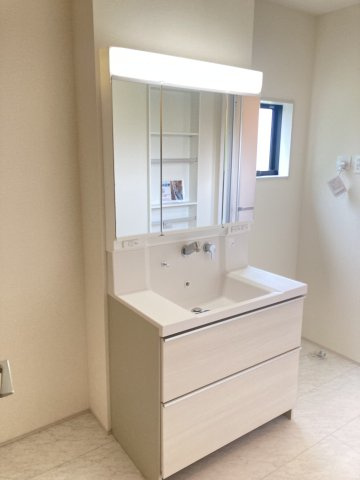リーブルガーデンＳ第１前橋小屋原の独立洗面台|シャワー水栓付き洗面台で朝の身支度もバッチリです！
洗面台には収納スペースもあり洗面室もすっきり片付きますよ！