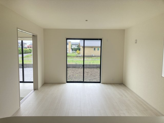 リーブルガーデンＳ第１前橋小屋原の居間・リビング|カウンターキッチンなのでお料理をしながら会話もできます。
夕食の支度をしながら、お子様の様子も見られて自然と会話も増えますよ♪
