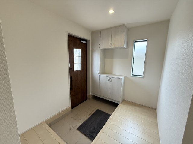 リーブルガーデンＳ第１前橋小屋原の玄関|広々としたゆとりある玄関で鵜S。収納付きです。