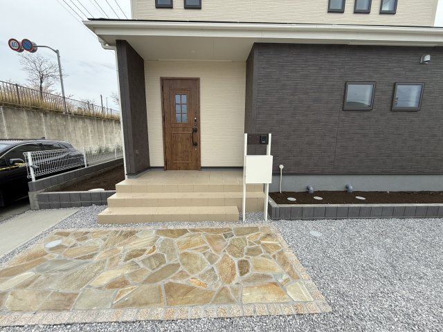 リーブルガーデンＳ第１前橋小屋原の玄関|玄関ポーチもお洒落に仕上がっています♪