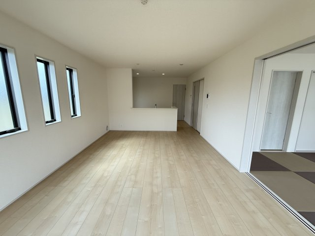 リーブルガーデンＳ第１前橋小屋原の居間・リビング|カウンターキッチンなのでお料理をしながら会話もできます。
夕食の支度をしながら、お子様の様子も見られて自然と会話も増えますよ♪