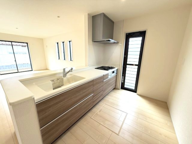 リーブルガーデンＳ第１前橋小屋原のキッチン|人気のカウンターキッチン採用です☆勝手口付きです！
コンロも３口ご用意しています！調理スペースも広くストレスなくお料理できます。
浄水器つきなので美味しいお水も飲めますよ♪