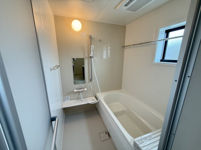 リーブルガーデンＳ第１前橋小屋原の浴室|１坪タイプのフルオートバスです！
足を延ばして入れる広さなので一日の疲れも癒されますよ♪
室内物干しや浴室乾燥機もあるのでお天気の悪い日にはランドリースペースとしてもご利用できます！